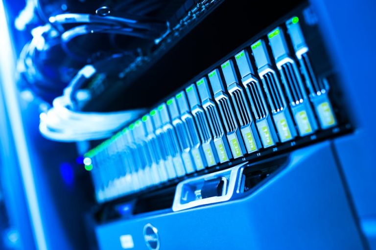 Docker vs VM : Quelle solution de virtualisation choisir en 2026 ?