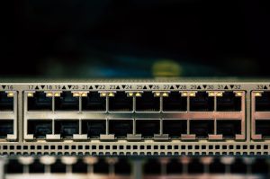 Lire la suite à propos de l’article Configuration réseau : 7 étapes pour optimiser vos switches et routeurs
