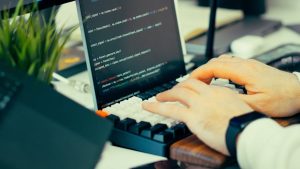 Lire la suite à propos de l’article Automatisation IT : Ansible vs Python, quel choix faire en 2026 ?