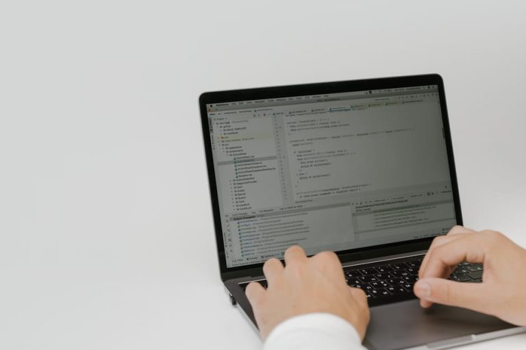 Ansible ou Python : Quel outil choisir pour le réseau en 2026 ?